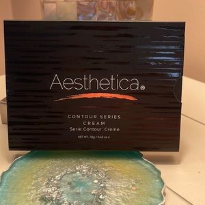 Aesthetica contour pallet